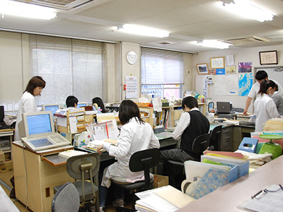 八潮病院の受付事務室