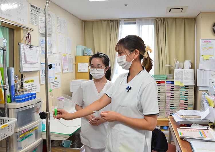 葛飾橋病院のスタッフステーション