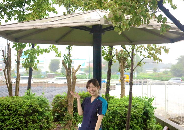 新座病院の庭園のベンチ