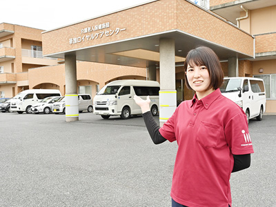 草加ロイヤルケアセンターの玄関