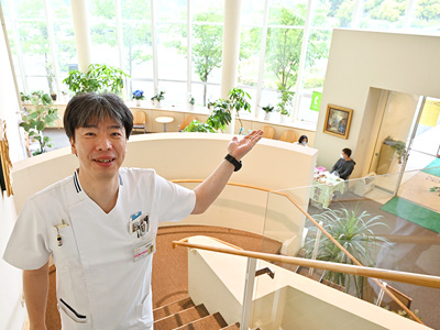 鶴が丘ガーデンホスピタルの玄関ロビー