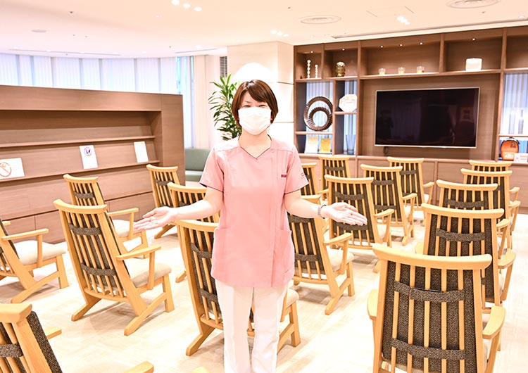 新宿追分クリニックの7Fの待合いラウンジ