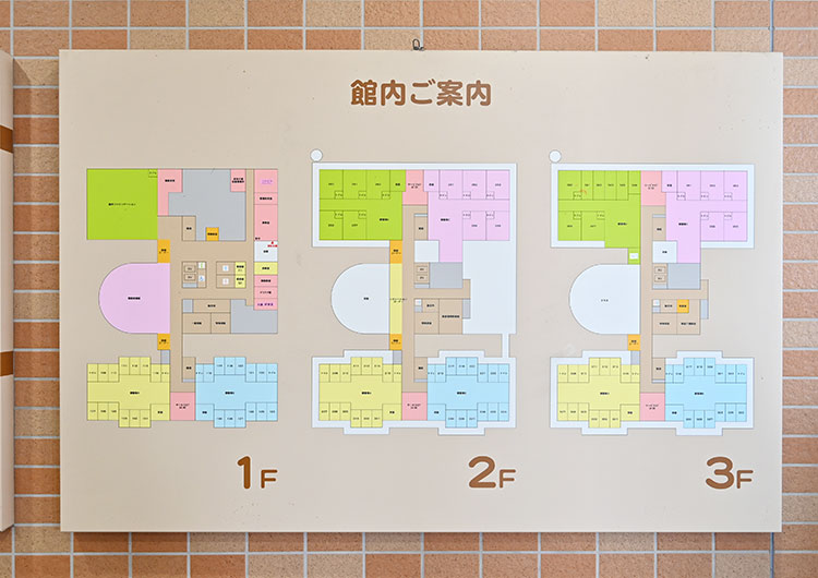 草加ロイヤルケアセンターの玄関