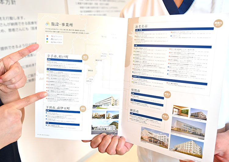 東埼玉総合病院の玄関ロビー
