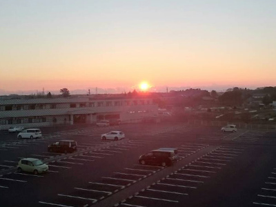 勝田台病院の病棟フロアから見える朝日の写真