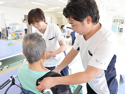 苑田第三病院の上肢装具調整の様子