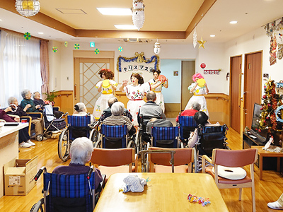 さかどロイヤルの園のクリスマス会の様子