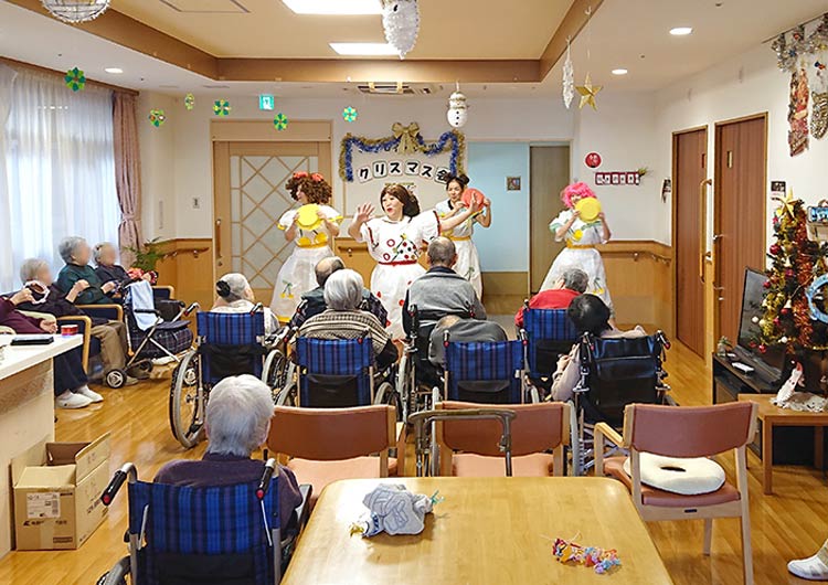 さかどロイヤルの園のクリスマス会の様子