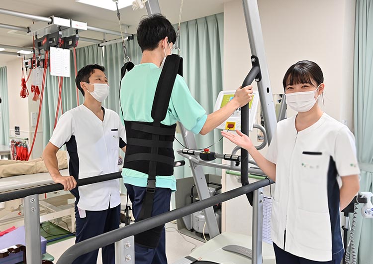 花はたリハビリテーション病院の歩行訓練の様子