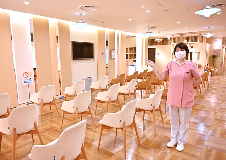 新宿追分クリニックの6Fの待合いラウンジ