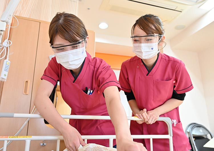 はくほう会セントラル病院の病室