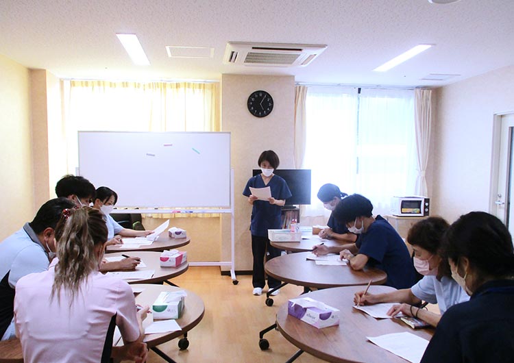 夢眠やまざくらの施設内研修の様子