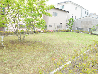 ガーデンフィールズ六木の敷地内の庭園