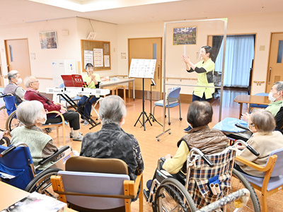 草加ロイヤルケアセンターの音楽療法プログラムの様子