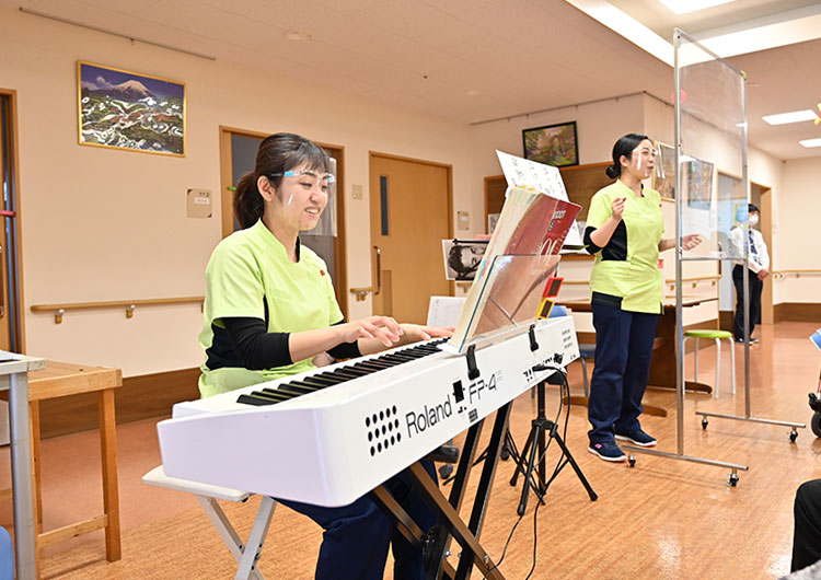 草加ロイヤルケアセンターの音楽療法プログラムの様子