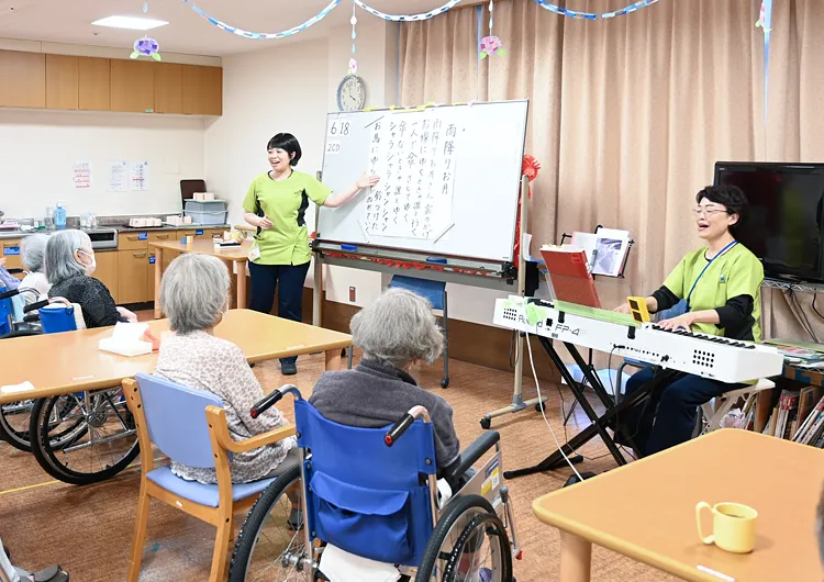 草加ロイヤルケアセンターの音楽療法プログラムの様子