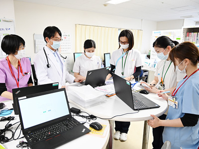 横浜旭中央総合病院の回復期リハビリテーション病棟のナースステーション