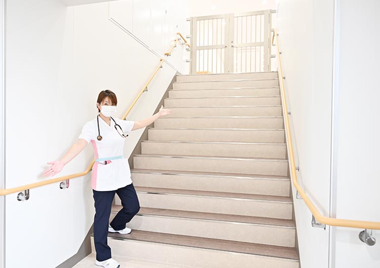 所沢第一病院の本館と南館をつなぐ階段