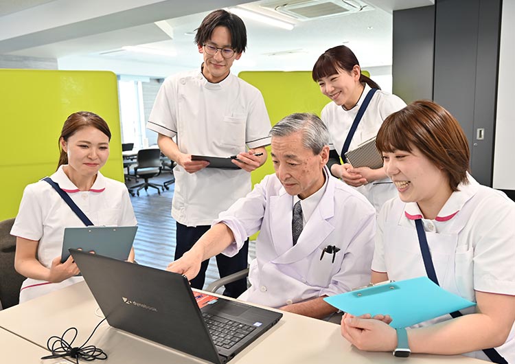 東都三軒茶屋リハビリテーション病院のカンファレンスの様子