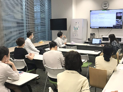 ミッドタウンクリニック(日本橋)の多職種カンファレンスの様子