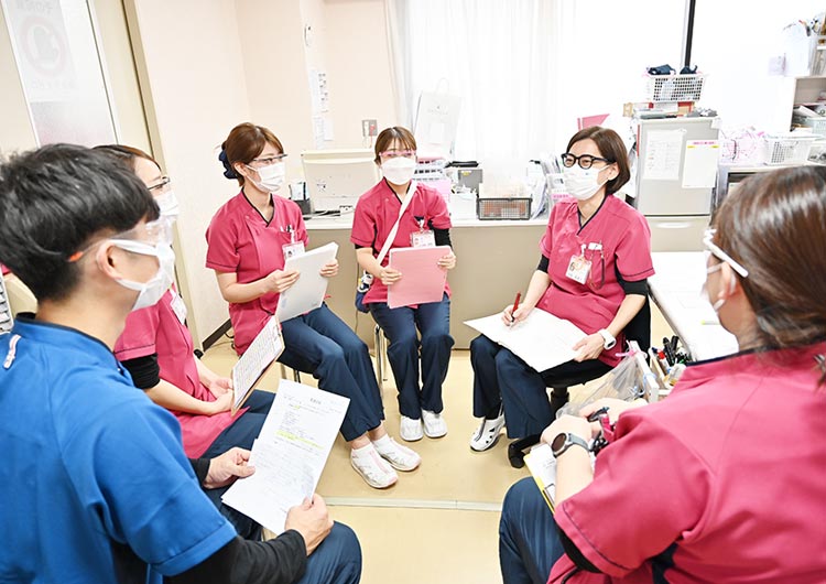 はくほう会セントラル病院のスタッフステーション