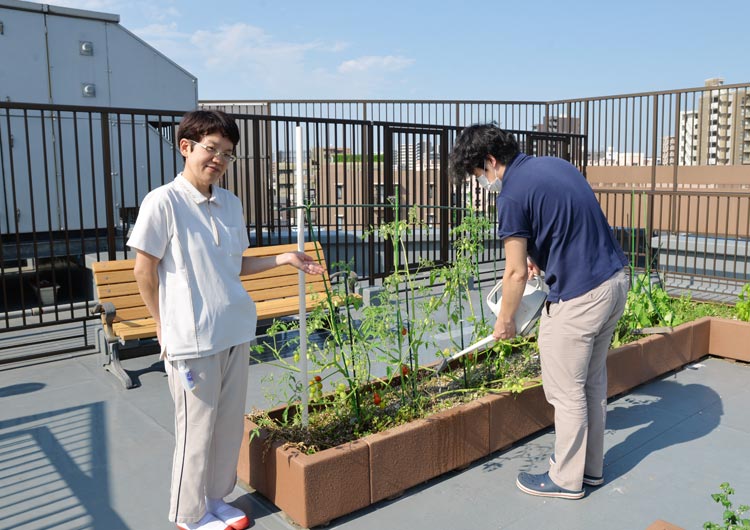 お花茶屋ロイヤルケアセンターの屋上庭園