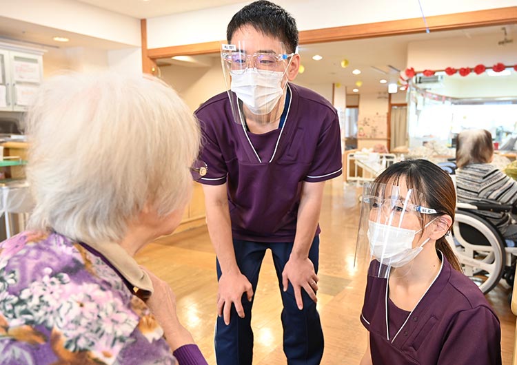 新人さんにはベテランスタッフが教育係として付き、業務に自信がつくまで根拠のある指導を行っています。