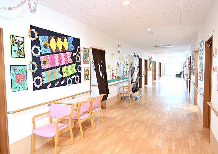 施設内には季節にちなんだ手作りの装飾を飾っていて、廊下は広いスペースを確保し、看護師による歩行訓練なども行っています。