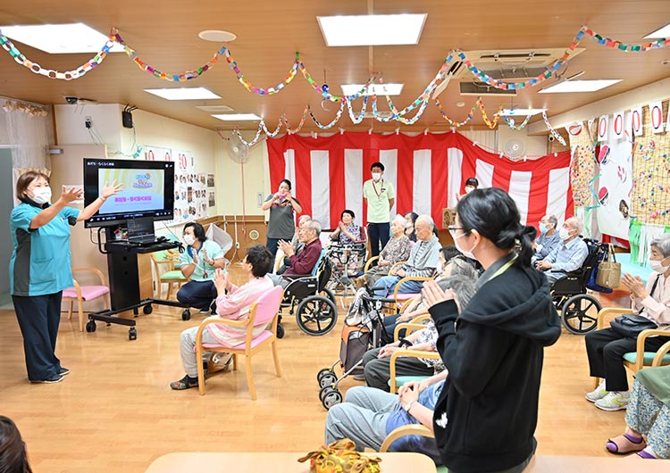 地域交流スペースで開催した夏祭りの様子。利用者様の笑顔のために、さまざまな季節行事を開催しています。