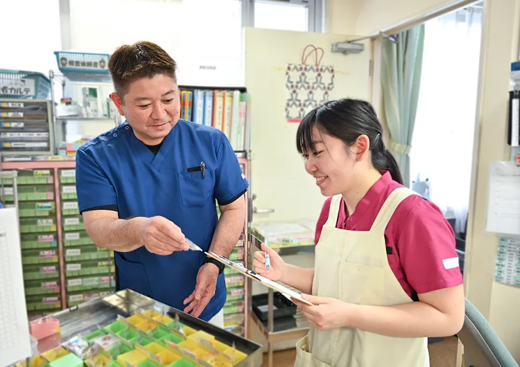看護師は医療処置に携わる機会も多く、病院でのキャリアを活かして働くことができます。