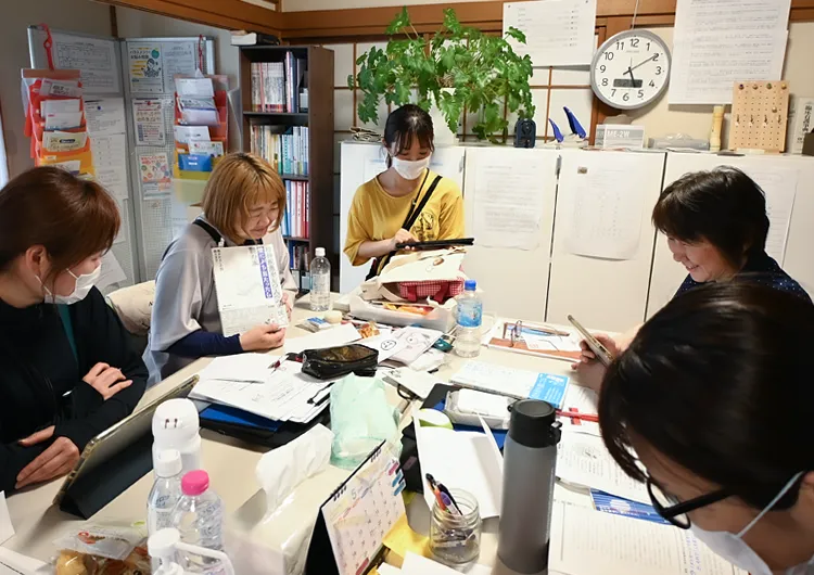 チームワークを大切にするため、朝礼は毎日開催し、毎週水曜日はカンファレンス・勉強会を行っています。