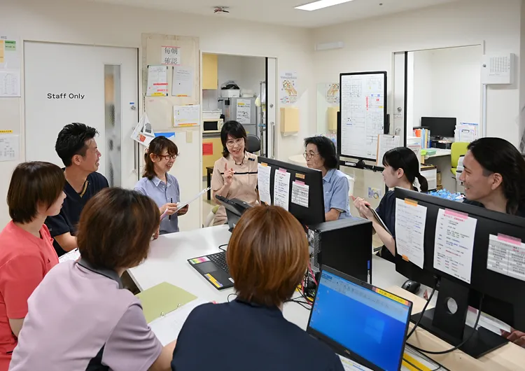 多職種カンファレンスの様子。職種間で意見交換を活発に行い、より良いケアの提供に努めています。