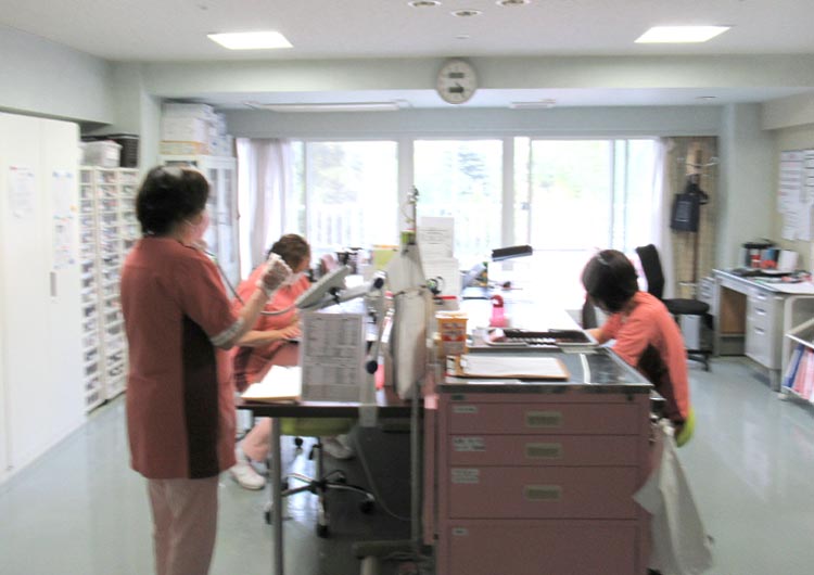 医療依存度の高い入居者様も多いため、看護師も24時間常駐しています。
