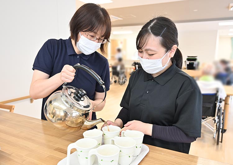 入職後は、業務に慣れるまで日替わりの教育担当者が付き、マンツーマンの丁寧なOJTを実施しています。