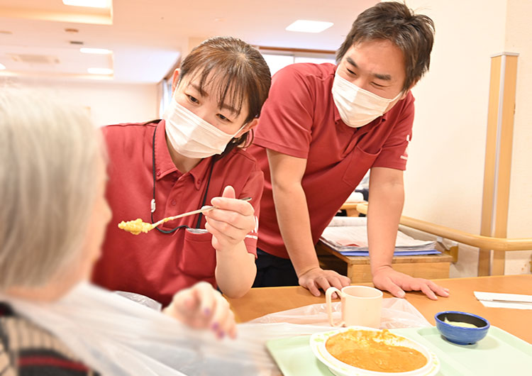 新人介護スタッフにはプリセプターの先輩が付き、業務に慣れるまでマンツーマンのOJTを行っています。