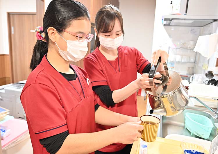 入職後は、同じユニットの先輩が日替わりで教育担当者となり、業務に慣れるまでマンツーマンのOJTを実施しています。