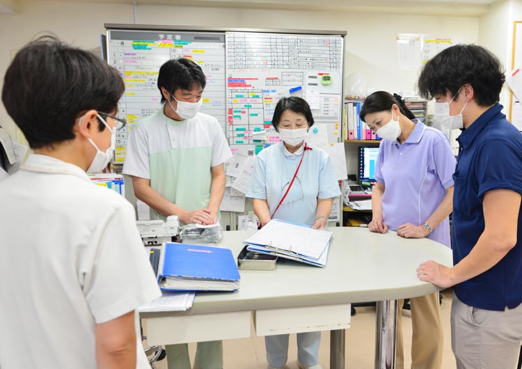 多職種カンファレンスの様子。さまざまな職種が一丸となってチームケアを推進するため、職種間の情報共有を大切にしています。