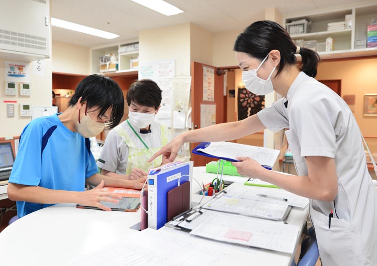 業務に慣れるまではサポート役の先輩がマンツーマンで指導。周囲の先輩からも手厚く教えてもらえます。