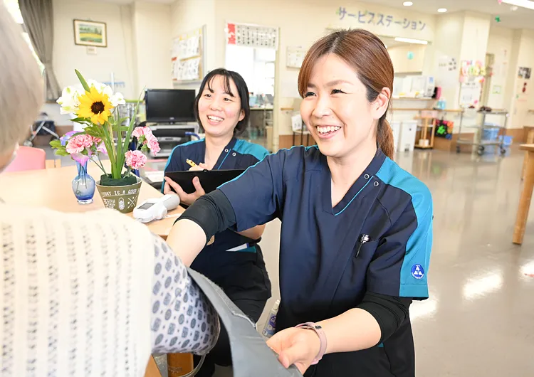 看護師の仕事風景。医療依存度の高い方の受け入れや看取りケアにも対応しているため、病院での看護経験を活かして働くことができます