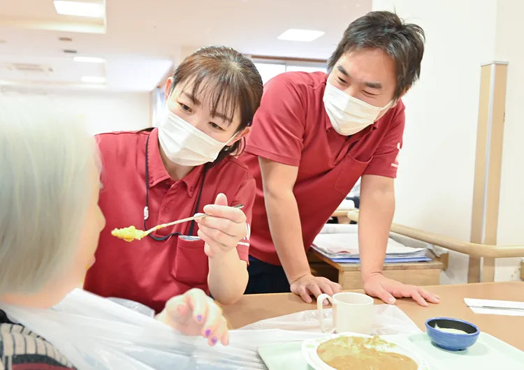 新人介護スタッフにはプリセプターの先輩が付き、業務に慣れるまでマンツーマンのOJTを行っています。