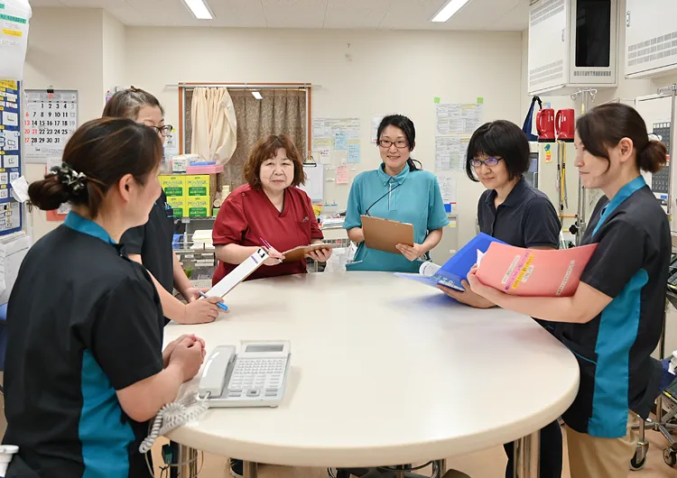 多職種カンファレンスの様子。利用者様お一人おひとりに合わせたケアを提供していけるよう、職種間の意見交換・情報共有を大事にしています。