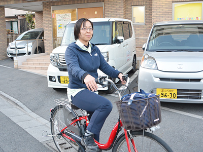 訪問エリアは足立区全域で、一般在宅だけでなく、関連施設のサ高住にも訪問。移動手段は電動自転車か車です。