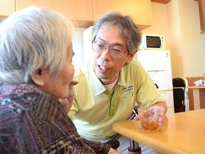 食事の際は、「エプロンをしない食事の介助」を推進。すべてのスタッフが自立を意識した関わりを大切にしています。