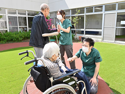 利用者様の中庭散歩風景。利用者様に寄り添ったケアを行っています。