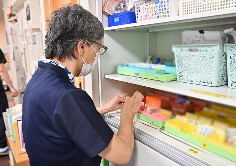 看護師の仕事風景。施設看護が未経験の方の入職や、ブランクのある看護師の復職も歓迎しています。