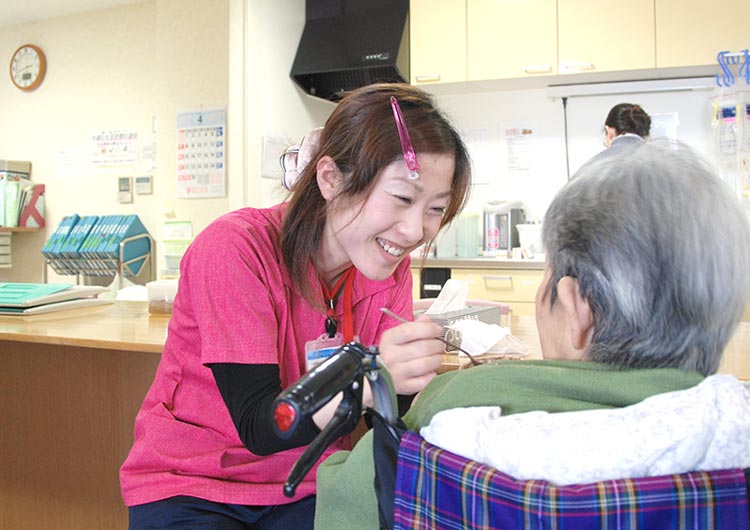 笑顔で 明るく利用者様と向き合える方なら､介護施設が未経験の方でも大歓迎です。