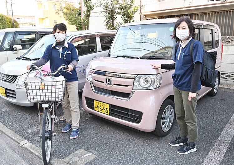 訪問エリアは足立区・荒川区・北区・豊島区・埼玉県川口市など広範囲で、移動手段は電動自転車か車です。