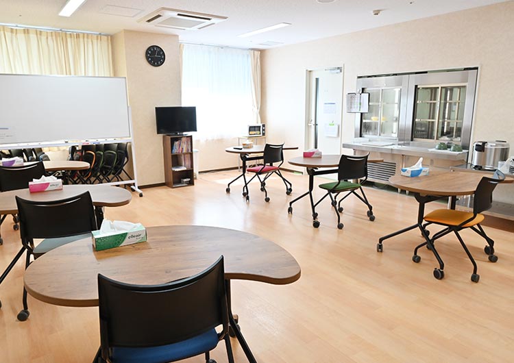 職員食堂は広くて開放的な雰囲気で、院内研修の開催場所としても活用しています。