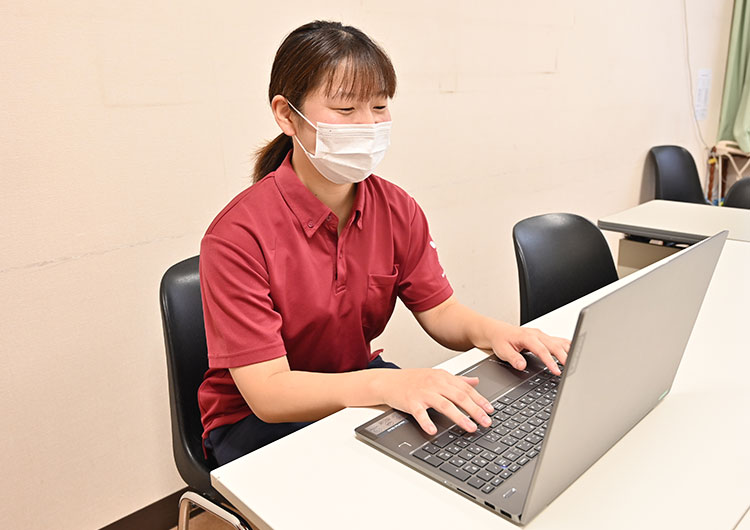 新型コロナ感染対策として、IMSグループの合同研修はオンライン形式を採用。オンライン研修は勤務時間内に職場のPCから受講可能です。