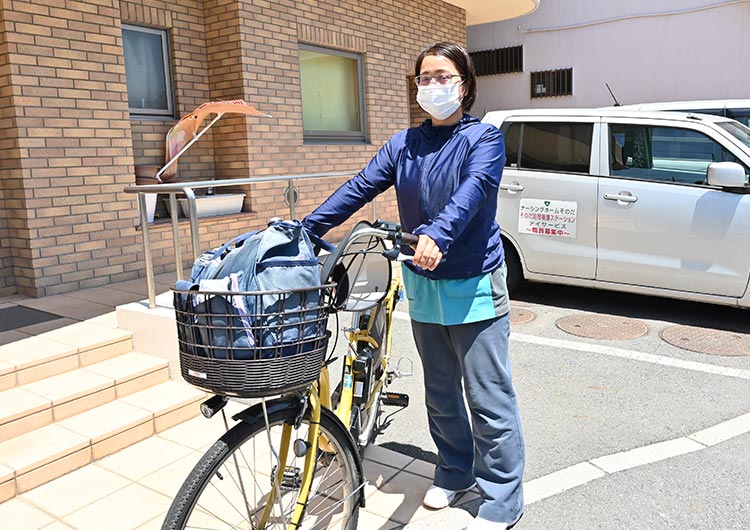 訪問エリアは足立区全域と埼玉県草加市で、個人宅だけでなく、関連施設のサ高住にも訪問。移動手段は電動自転車か車です。